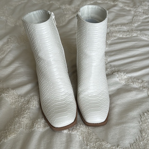 White booties - Picture 2 of 4